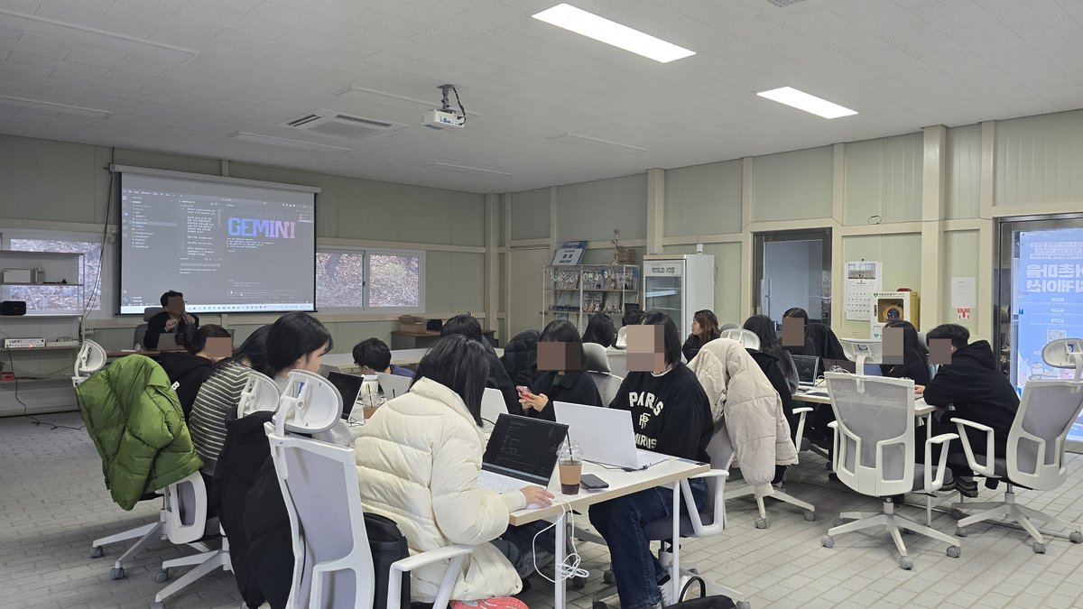 행복청 AI 교육에서 Gemini CLI 바이브 코딩 실습을 진행하는 수강생들