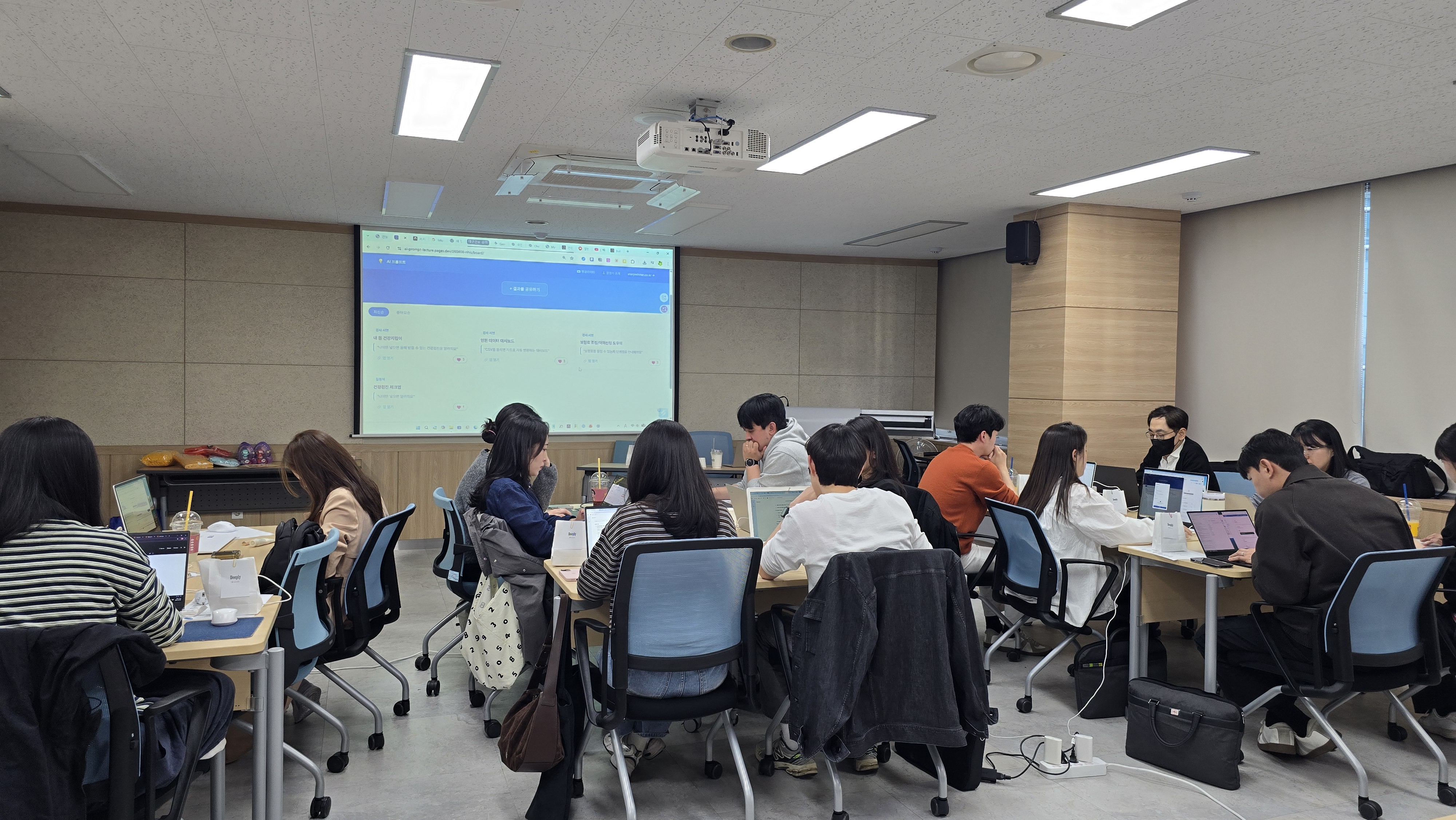 국민건강보험 대구경북지역본부 직원들이 노트북으로 AI 바이브 코딩 업무 도구를 직접 만들어보는 모습