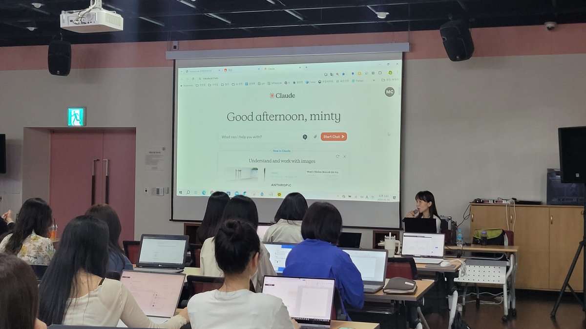 강동구 도서관 직원들이 AI 홍보 콘텐츠 제작 실습에 참여하는 모습