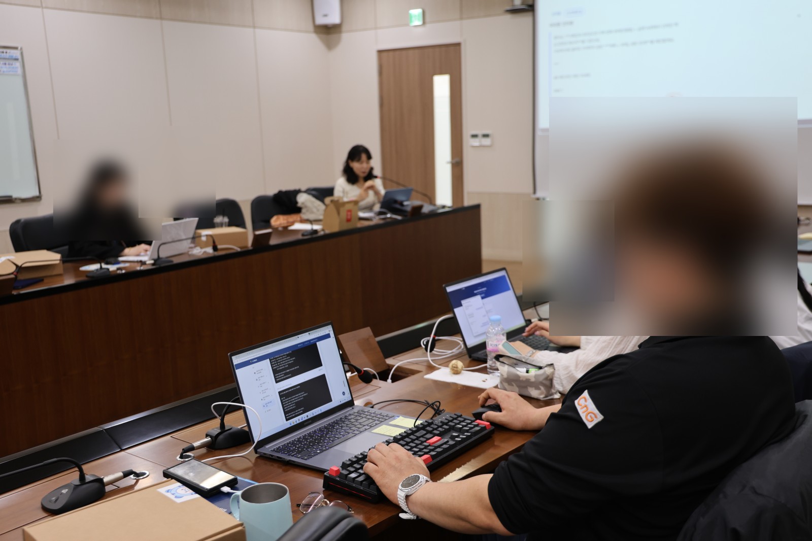에코프로 커뮤니케이터들이 코파일럿으로 사내 기사 작성을 실습하는 모습