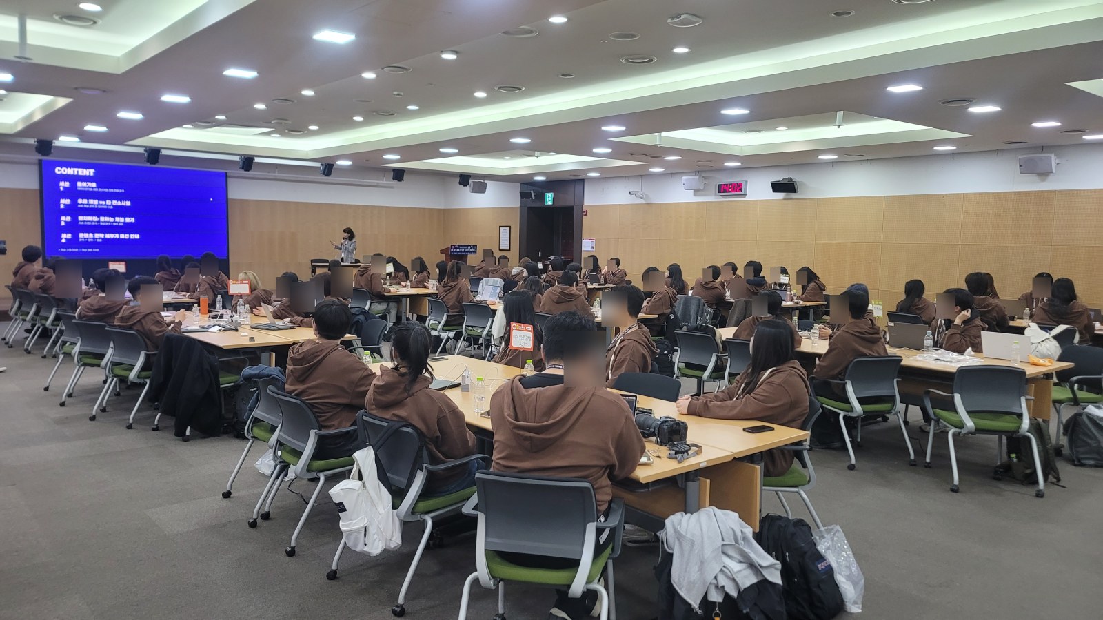 교육부 COSS 대학생 서포터즈들이 발표 화면을 보며 AI SNS 데이터 분석 강의를 듣는 모습