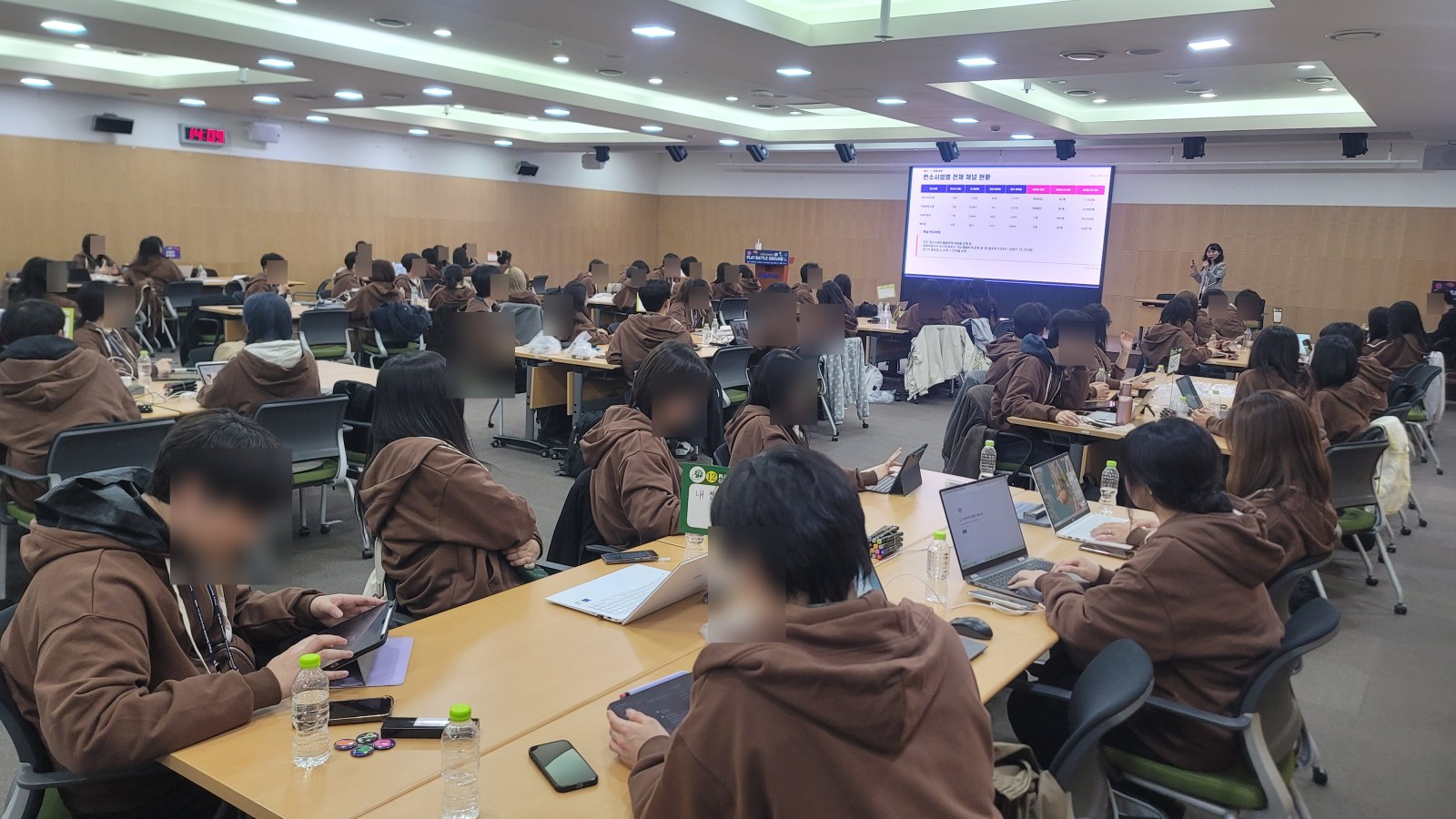 교육부 COSS 대학생 서포터즈들이 강의장에서 노트북으로 미션을 수행하는 전경