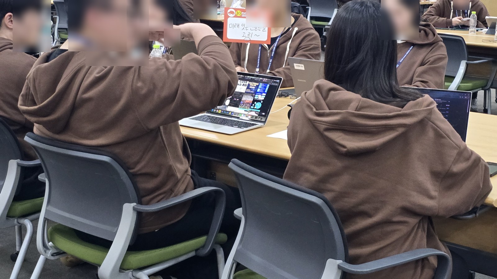 대학생 서포터즈들이 팀별로 모여 노트북으로 SNS 채널을 분석하며 미션을 논의하는 모습